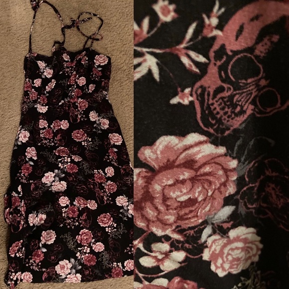 Hot Topic Dresses & Skirts - Hot Topic Floral & Skulls Dress EUC 18